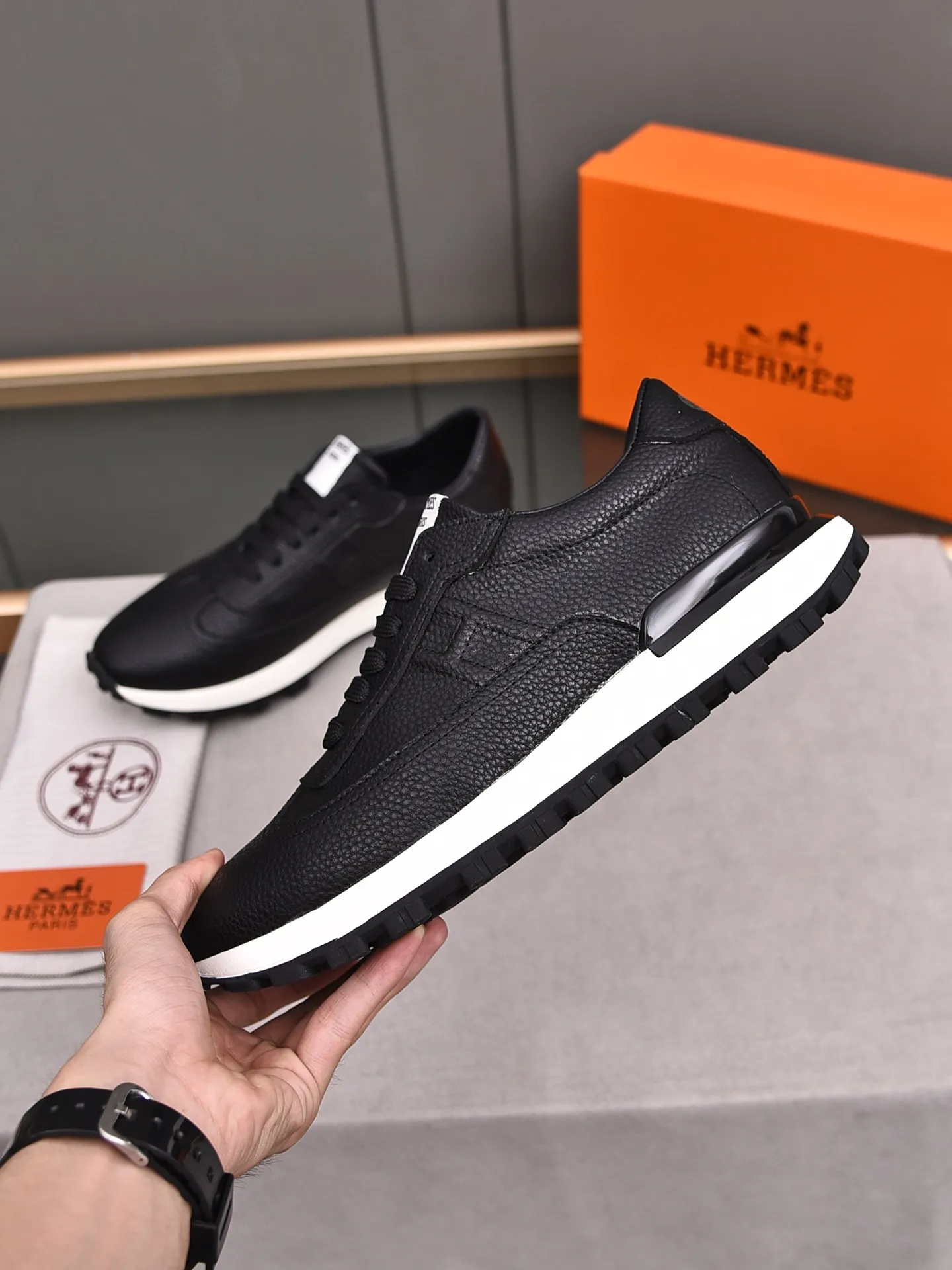 📛📛📛PPP440 (Hermes)🆕Men's color-blocked sneakers with textured calfskin details. Spliced ​​with original cowhide, this shoe draws inspiration from the equestrian world, integrating technical details and practical functions. Breathable sheep lining, original combination outsole, high-end quality, and every detail is perfectly combined! Size: 38-44 (45 can be customized)